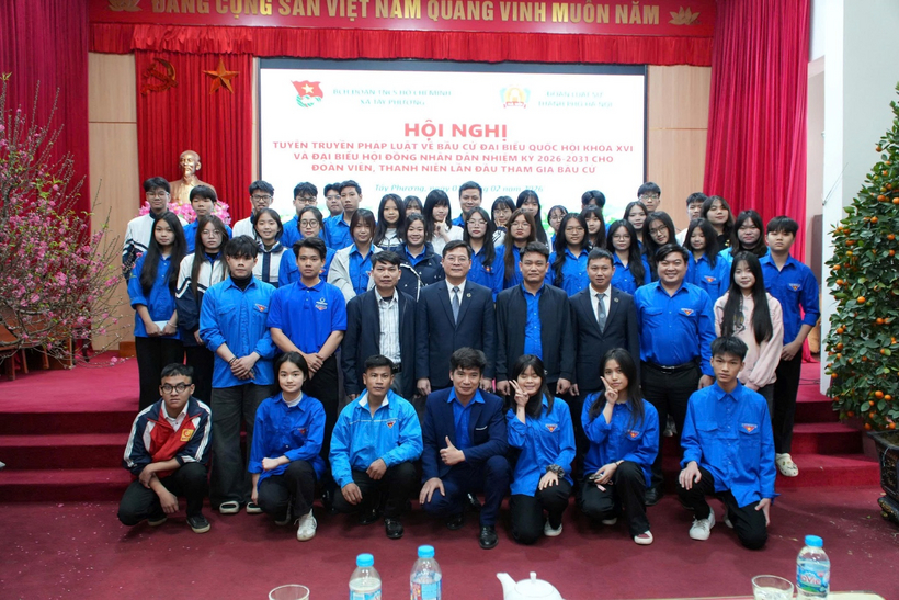 Luật sư Đoàn Luật sư TP. Hà Nội chụp ảnh lưu niệm cùng các đại biểu.