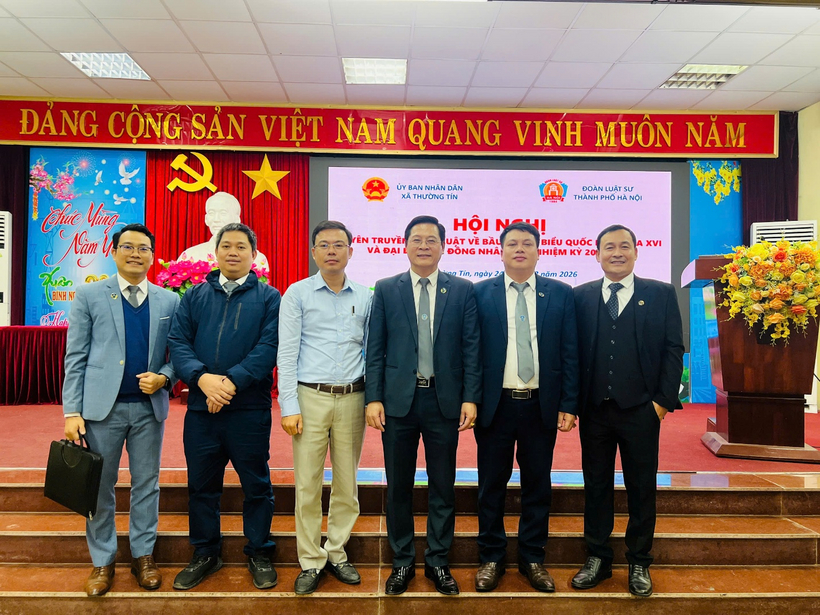 Luật sư chụp ảnh giao lưu cùng cán bộ địa phương.