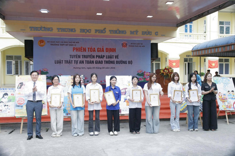 Trao tặng chứng nhận giải thưởng cho các tập thể, cá nhân.