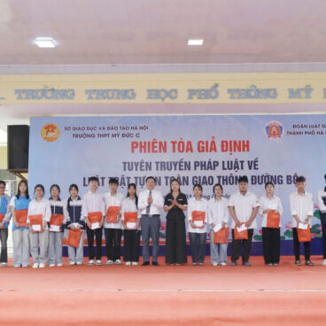 Trao tặng những phần quà cho các em học sinh có hoàn cảnh khó khăn.