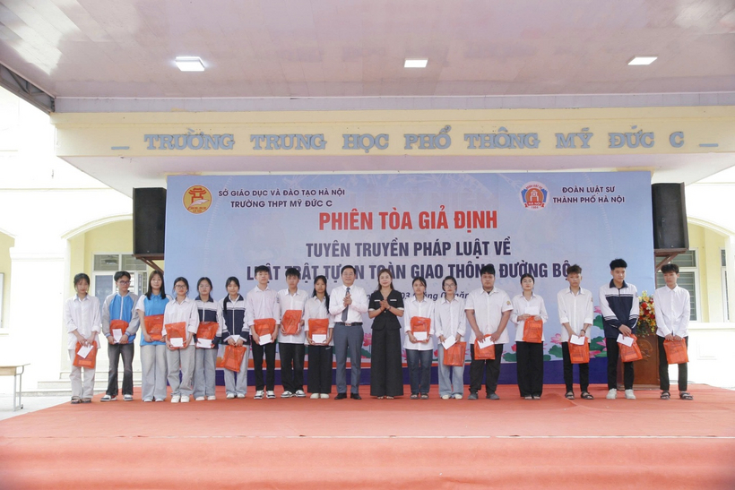 Trao tặng những phần quà cho các em học sinh có hoàn cảnh khó khăn.