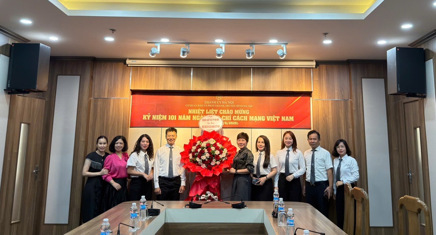 Luật sư Hoàng Minh Hiển và Đại diện Đoàn Luật sư TP Hà Nội chụp ảnh lưu niệm cùng lãnh đạo, phóng viên Cơ quan Báo và Phát thanh - Truyền hình Hà Nội