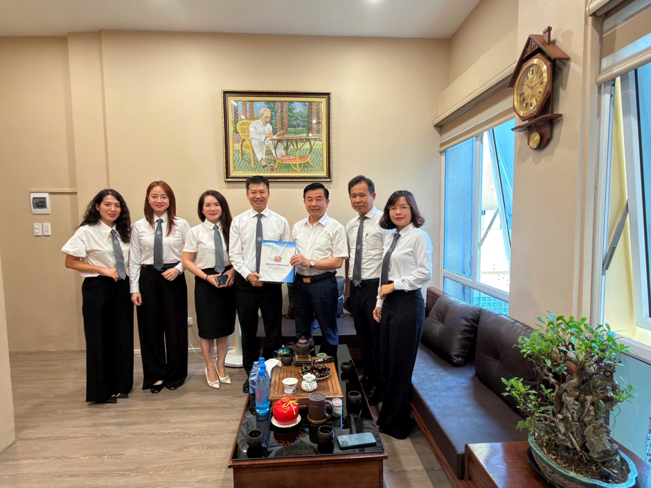 Luật sư Hoàng Minh Hiển và Đại diện Đoàn Luật sư TP Hà Nội chụp ảnh lưu niệm cùng lãnh đạo, phóng viên Cơ quan Báo và Phát thanh - Truyền hình Hà Nội