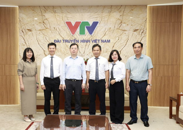 Luật sư Hoàng Minh Hiển và Đại diện Đoàn Luật sư TP Hà Nội chụp ảnh lưu niệm cùng lãnh đạo, phóng viên Thời báo VTV 