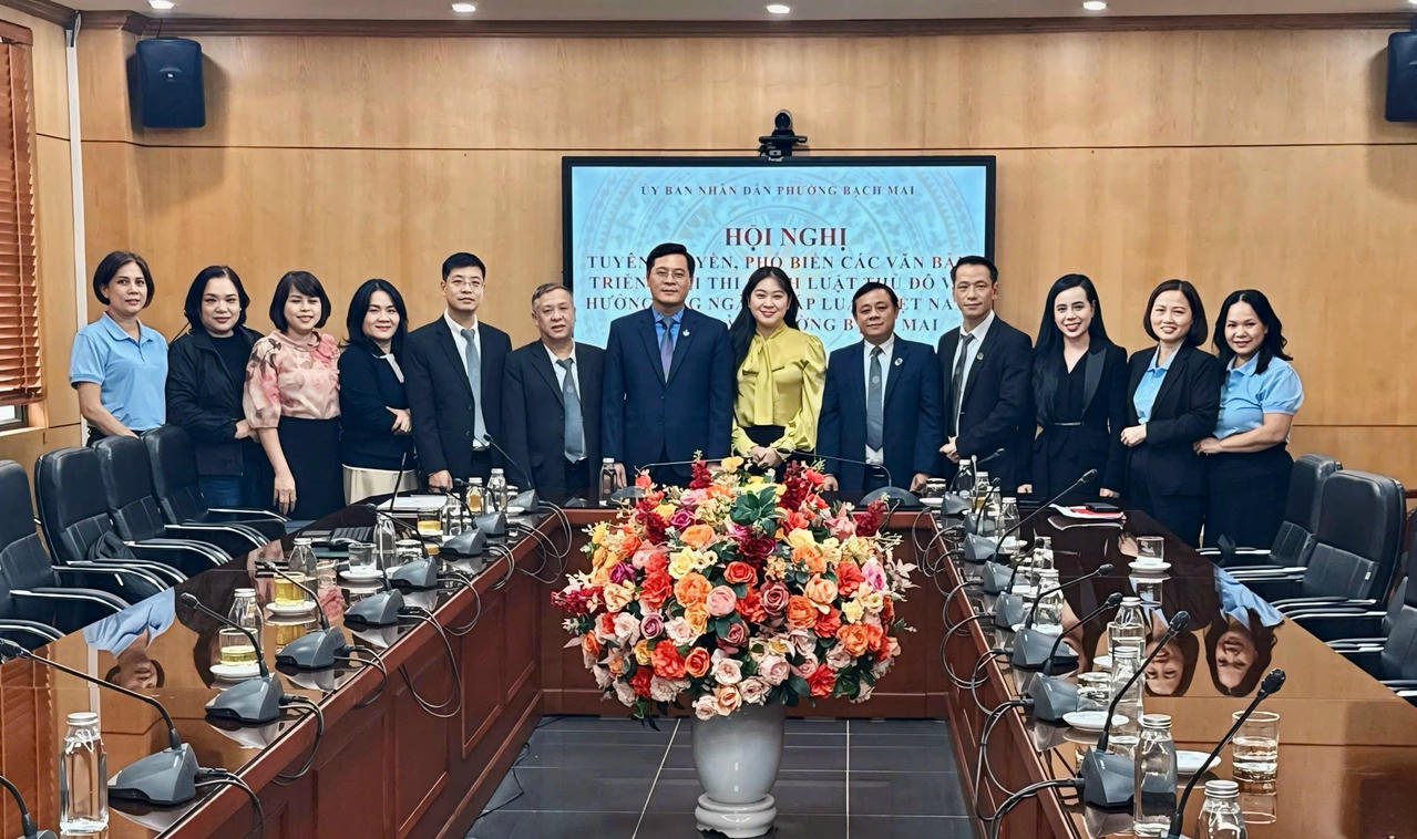 Phường Bạch Mai (TP Hà Nội) tổ chức Hội nghị tuyên truyền, phổ biến pháp luật 16 Các đại biểu, báo cáo viên và lãnh đạo UBND phường Bạch Mai, TP Hà Nội chụp ảnh lưu niệm tại hội nghị.