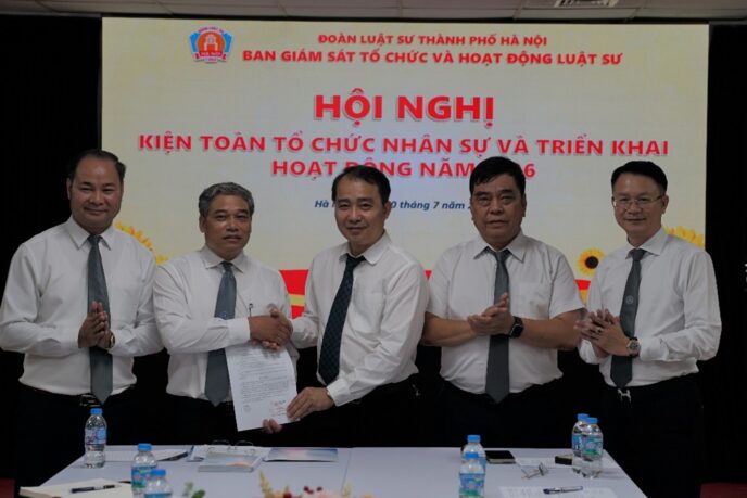 CÔNG BỐ QUYẾT ĐỊNH KIỆN TOÀN BAN GIÁM SÁT TỔ CHỨC VÀ HOẠT ĐỘNG LUẬT SƯ NHIỆM KỲ XI 2 BGS2