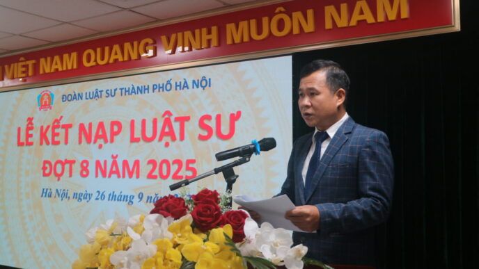 Luật sư Nguyễn Quang Sơn – Chánh Văn phòng Đoàn luật sư thành phố Hà Nội công bố Quyết định và danh sách luật sư được kết nạp.