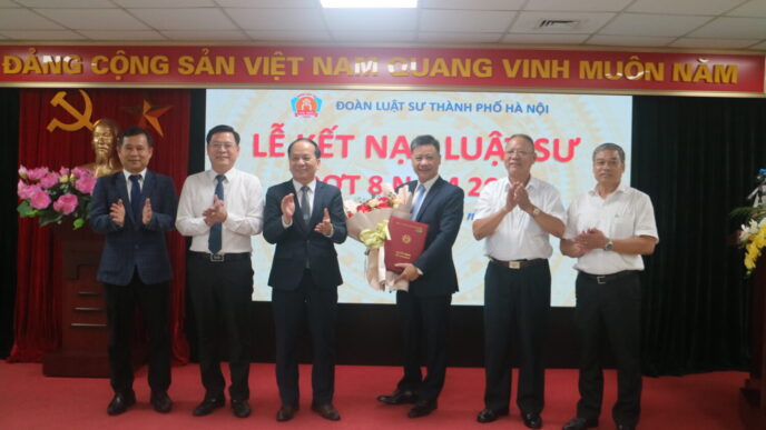Đại diện lãnh đạo Đoàn Luật sư thành phố Hà Nội tặng hoa cho luật sư thứ 6000 tại buổi lễ.