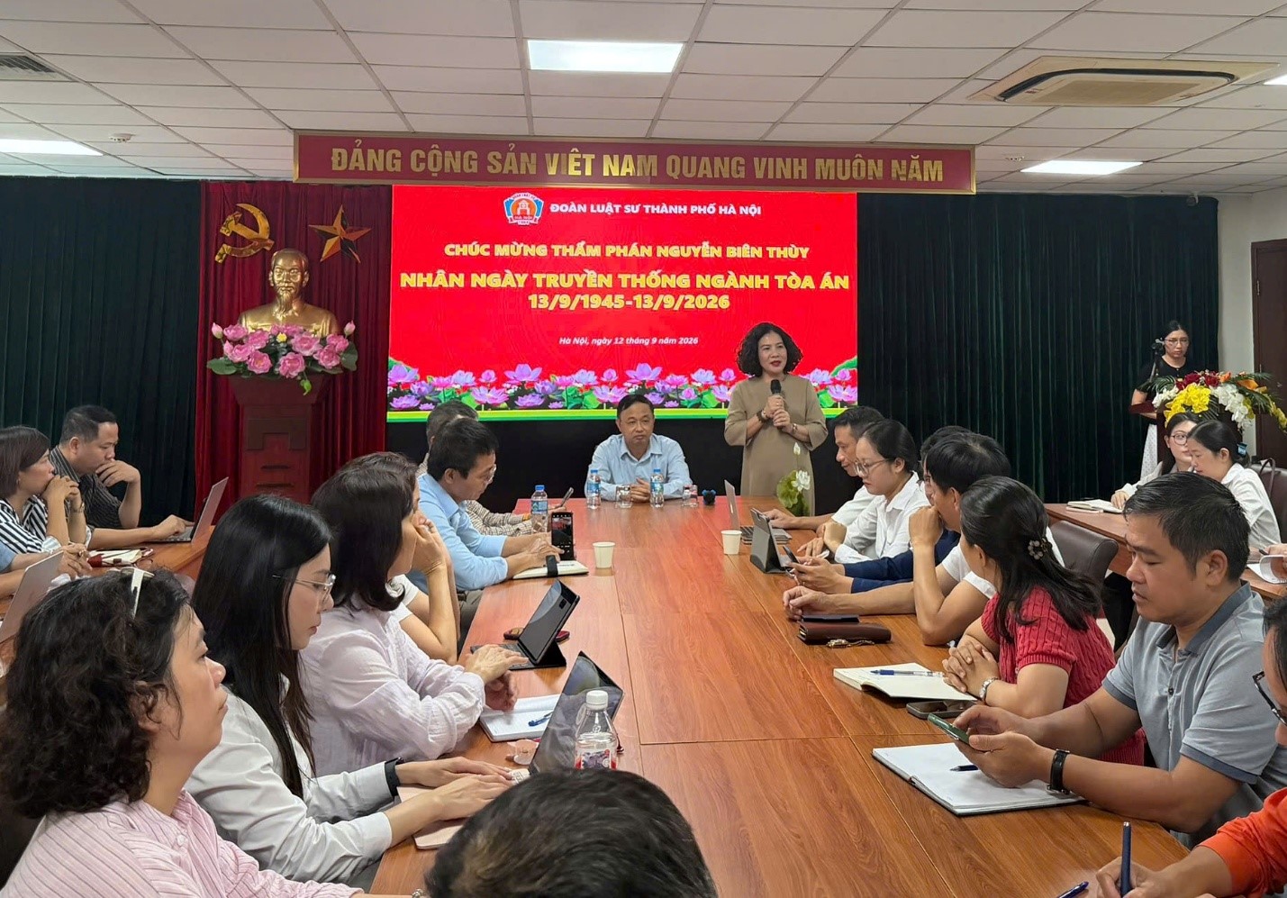 Luật sư Nguyễn Thị Đinh Hương, Phó Chủ nhiệm Đoàn Luật sư TP Hà Nội chia sẻ tại lớp bồi dưỡng.