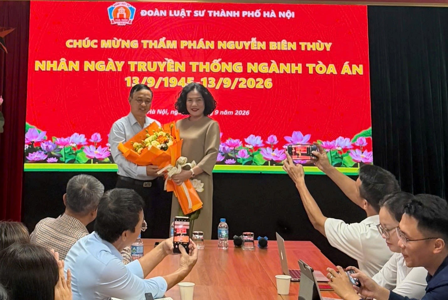 Luật sư Nguyễn Thị Đinh Hương, Phó Chủ nhiệm Đoàn Luật sư TP Hà Nội tặng hoa chúc mừng Thẩm phán Nguyễn Biên Thùy, Phó Chánh án Tòa án nhân dân Tối cao nhân Ngày truyền thống Tòa án nhân dân.