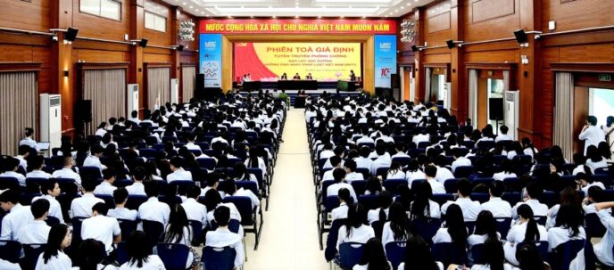 Bổ ích “Phiên tòa giả định” do Đoàn Luật sư Hà Nội phối hợp tổ chức tại Trường THCS và THPT Nguyễn Siêu 2 NS2