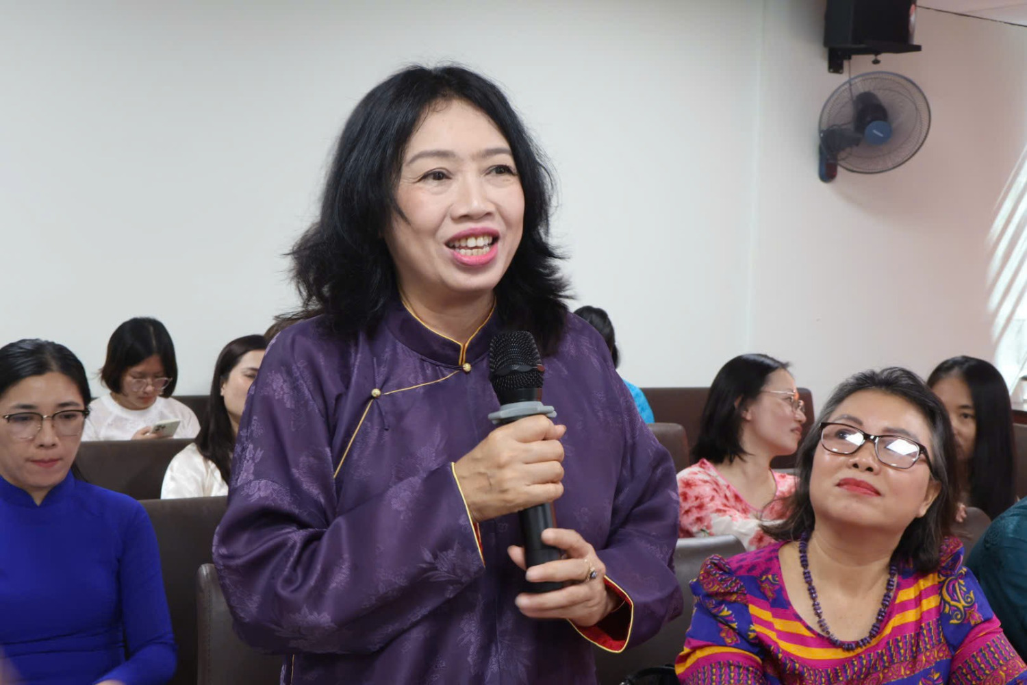 Các đại biểu, hội viên chia sẻ kinh nghiệm và trao đổi những vấn đề quan tâm trong hoạt động nghề nghiệp, công tác Hội.