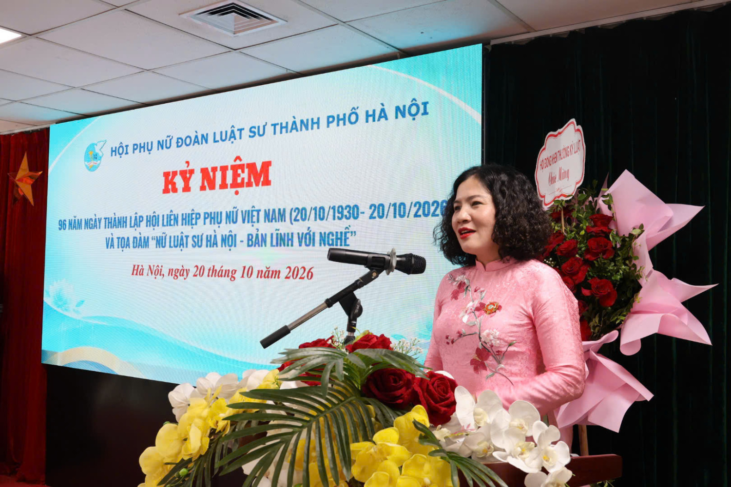 Luật sư Nguyễn Thị Đinh Hương, Phó Chủ nhiệm Đoàn Luật sư Hà Nội, Chủ tịch Hội Phụ nữ Đoàn, phát biểu khai mạc chương trình.