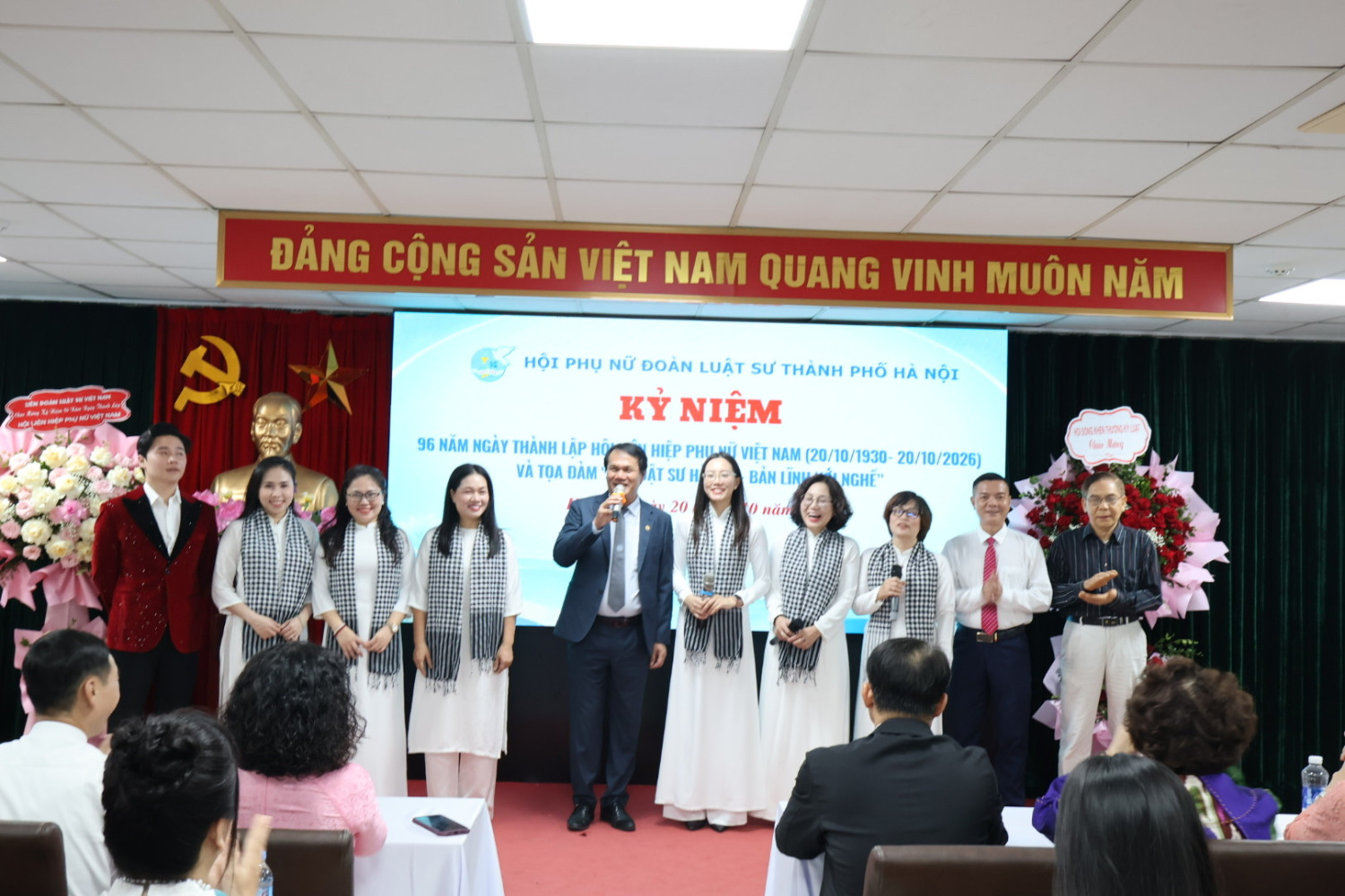 Các tiết mục của Câu lạc bộ Văn nghệ Luật sư Hà Nội góp phần tạo không khí rộn ràng, tươi vui cho chương trình.