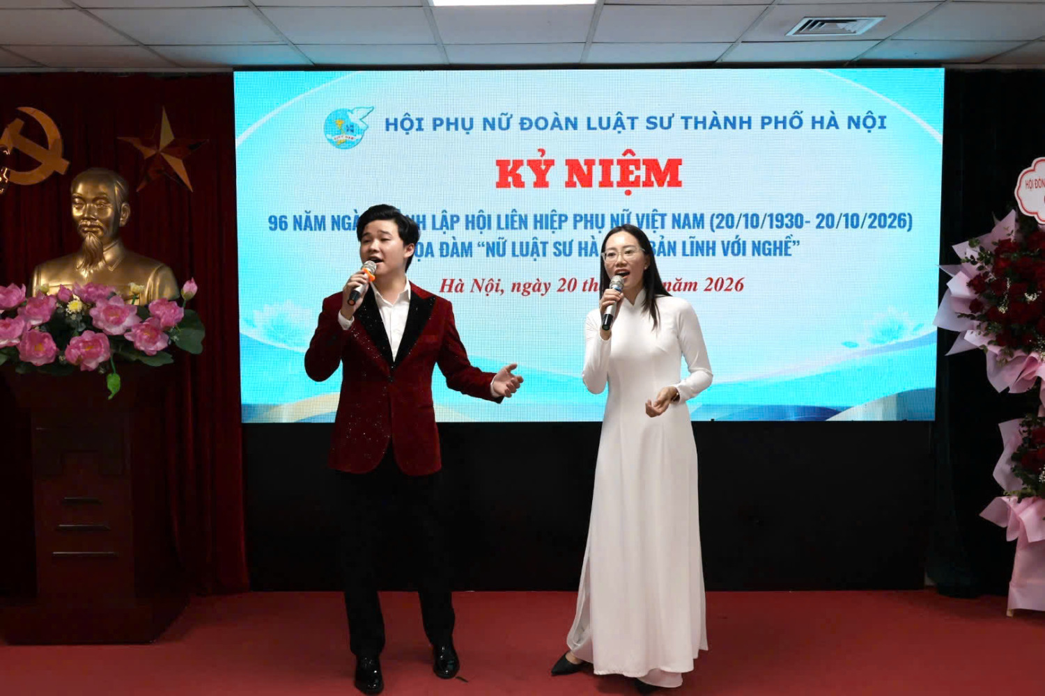  Các tiết mục của Câu lạc bộ Văn nghệ Luật sư Hà Nội góp phần tạo không khí rộn ràng, tươi vui cho chương trình.