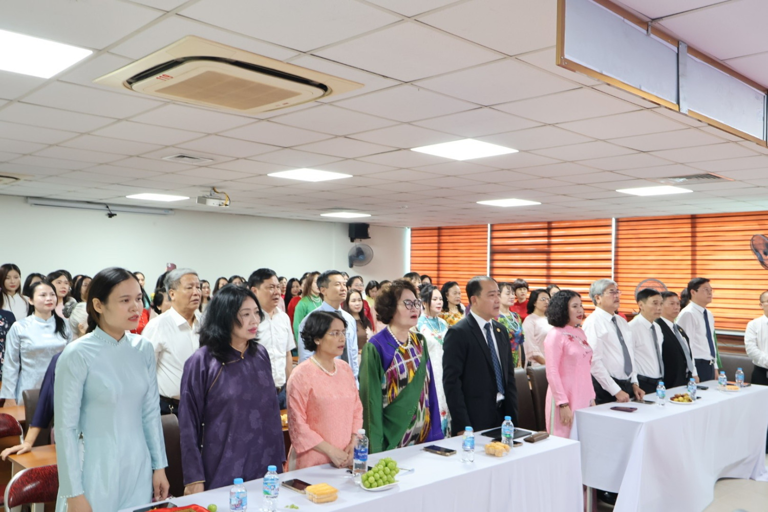 Các đại biểu và hội viên tham dự chương trình thực hiện nghi thức chào cờ.