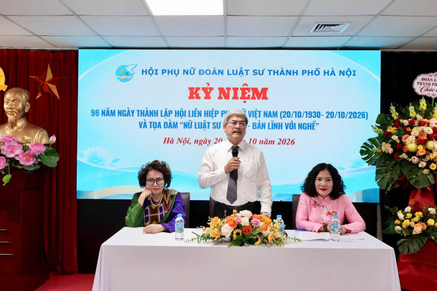 Luật sư Nguyễn Thị Đinh Hương cùng Luật sư Nguyễn Thị Quỳnh Anh và Luật sư Nguyễn Huy Thiệp trao đổi tại tọa đàm “Nữ luật sư bản lĩnh với nghề”.