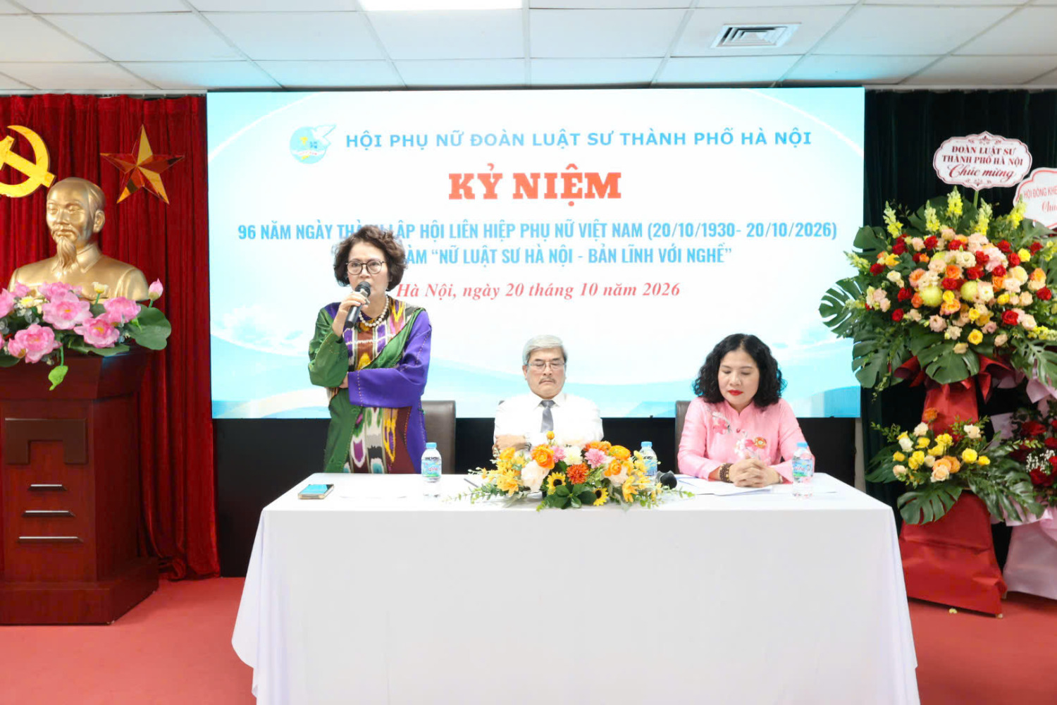Luật sư Nguyễn Thị Đinh Hương cùng Luật sư Nguyễn Thị Quỳnh Anh và Luật sư Nguyễn Huy Thiệp trao đổi tại tọa đàm “Nữ luật sư bản lĩnh với nghề”.
