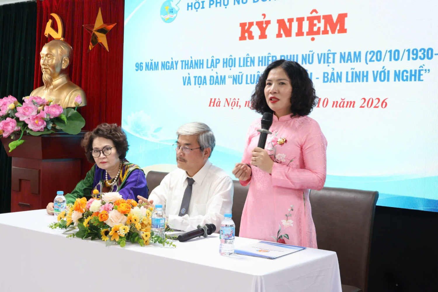 Luật sư Nguyễn Thị Đinh Hương cùng Luật sư Nguyễn Thị Quỳnh Anh và Luật sư Nguyễn Huy Thiệp trao đổi tại tọa đàm “Nữ luật sư bản lĩnh với nghề”.