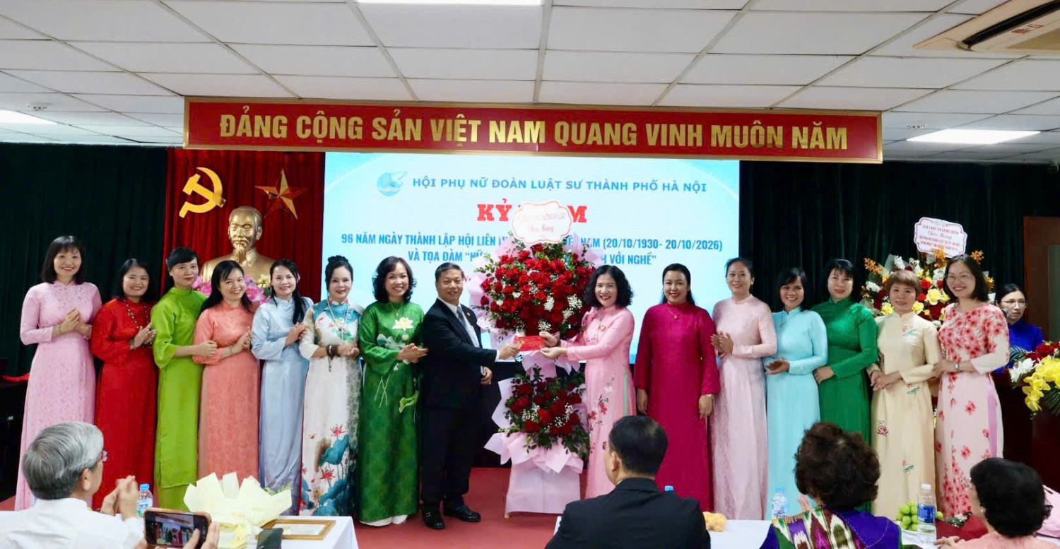 Đại diện các tổ chức, đơn vị, câu lạc bộ tặng hoa chúc mừng Hội Phụ nữ Đoàn Luật sư Hà Nội nhân Ngày Phụ nữ Việt Nam 20/10.