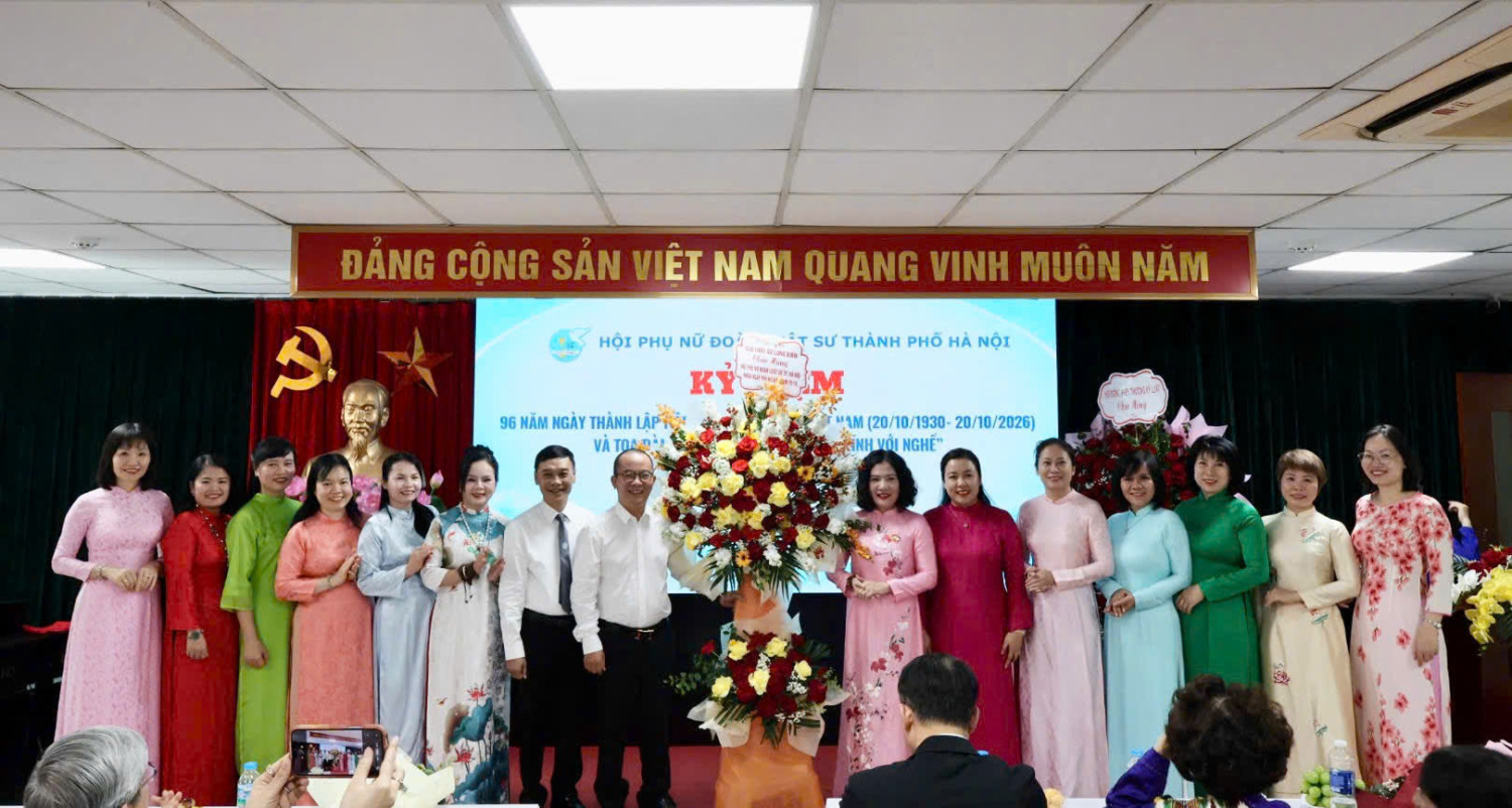 Đại diện các tổ chức, đơn vị, câu lạc bộ tặng hoa chúc mừng Hội Phụ nữ Đoàn Luật sư Hà Nội nhân Ngày Phụ nữ Việt Nam 20/10.