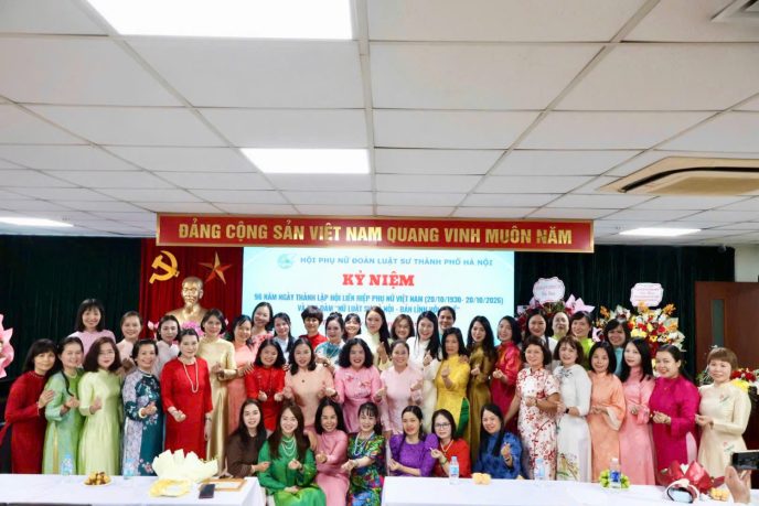 Các đại biểu và hội viên chụp ảnh lưu niệm tại chương trình kỷ niệm Ngày Phụ nữ Việt Nam 20/10.