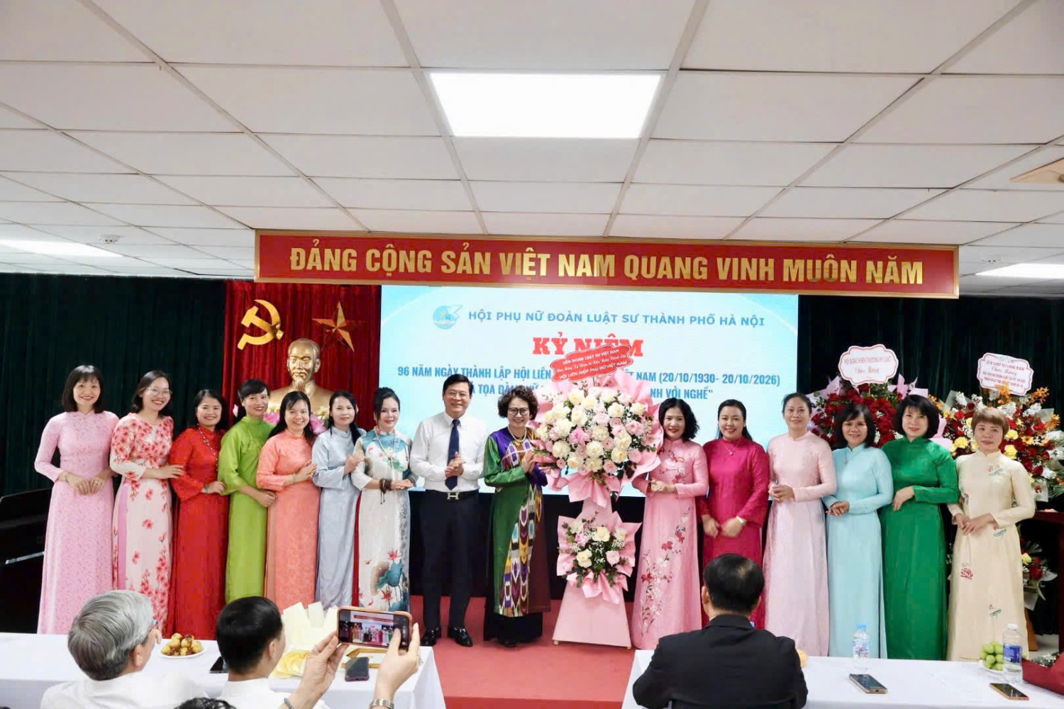 Đại diện các tổ chức, đơn vị, câu lạc bộ tặng hoa chúc mừng Hội Phụ nữ Đoàn Luật sư Hà Nội nhân Ngày Phụ nữ Việt Nam 20/10.