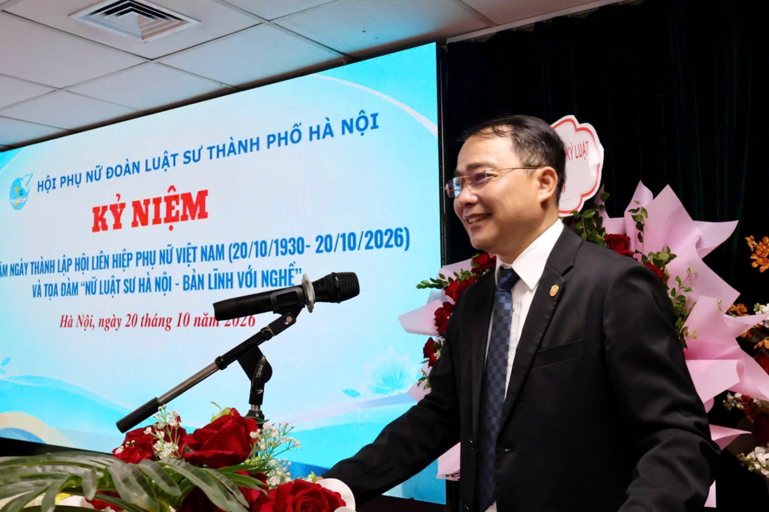 Luật sư Huỳnh Phương Nam, Chủ nhiệm Đoàn Luật sư Hà Nội, phát biểu chúc mừng và ghi nhận những đóng góp của đội ngũ nữ luật sư.