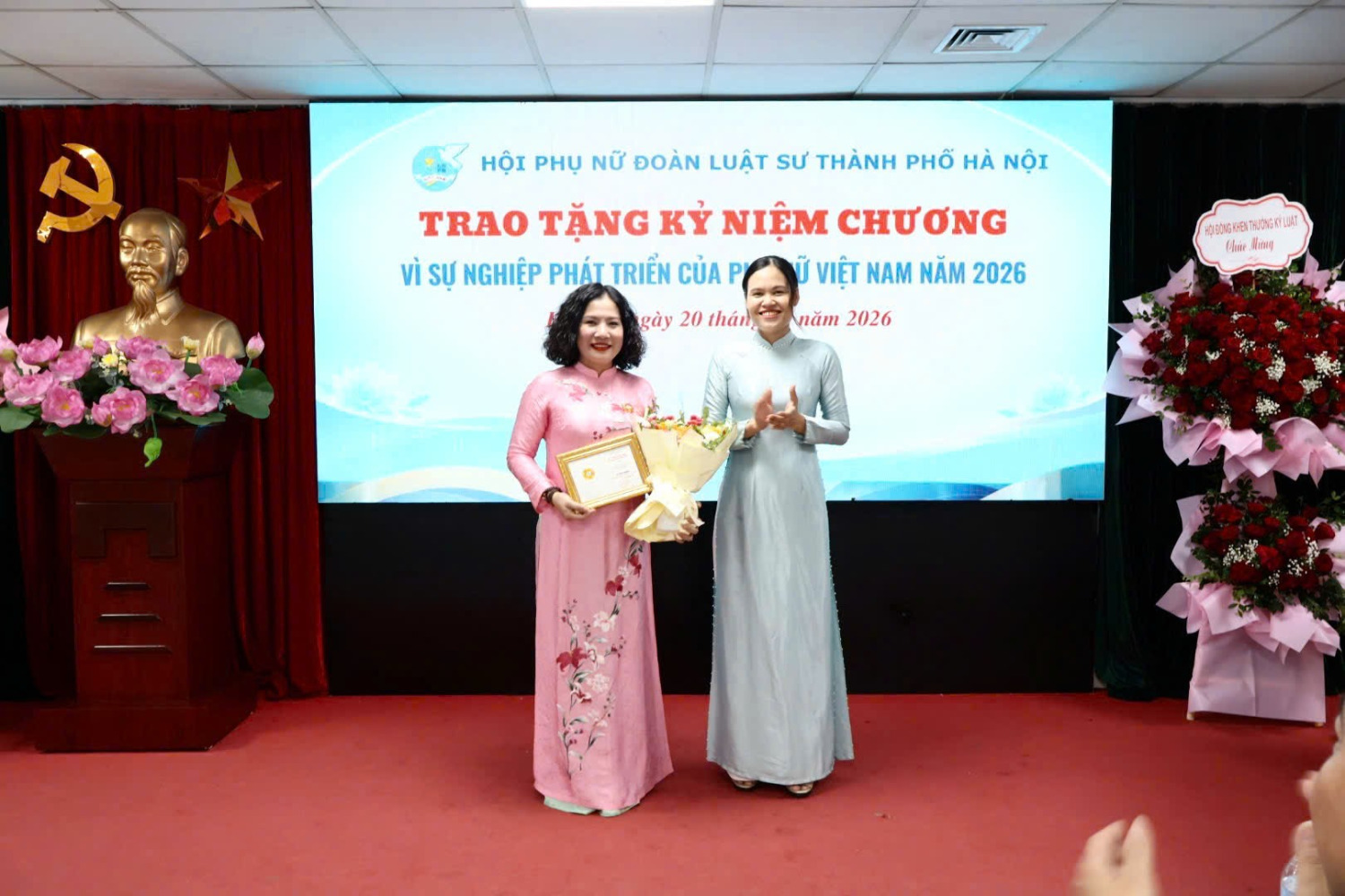 Bà Kiều Thị Loan, đại diện Hội Liên hiệp Phụ nữ thành phố Hà Nội, trao Kỷ niệm chương “Vì sự phát triển của Phụ nữ Việt Nam” cho Luật sư Nguyễn Thị Đinh Hương.