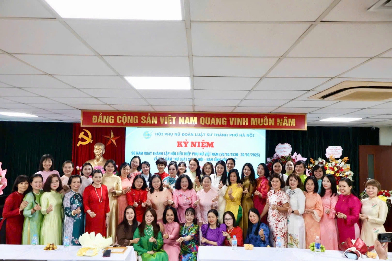 Các đại biểu và hội viên chụp ảnh lưu niệm tại chương trình kỷ niệm Ngày Phụ nữ Việt Nam 20/10.