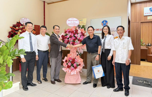 Luật sư Huỳnh Phương Nam, Chủ nhiệm Đoàn Luật sư thành phố Hà Nội tặng hoa, chúc mừng Tạp chí Luật sư Việt Nam