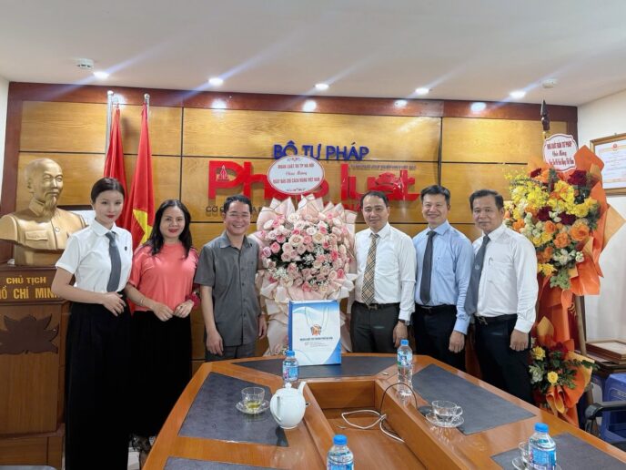 Luật sư Huỳnh Phương Nam, Chủ nhiệm Đoàn Luật sư thành phố Hà Nội tặng hoa, chúc mừng Báo Pháp luật Việt Nam