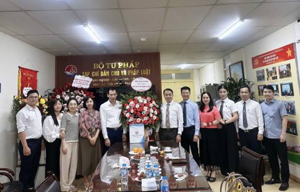  Luật sư Huỳnh Phương Nam, Chủ nhiệm Đoàn Luật sư thành phố Hà Nội tặng hoa, chúc mừng lãnh đạo, phóng viên Tạp chí Dân chủ và Pháp luật