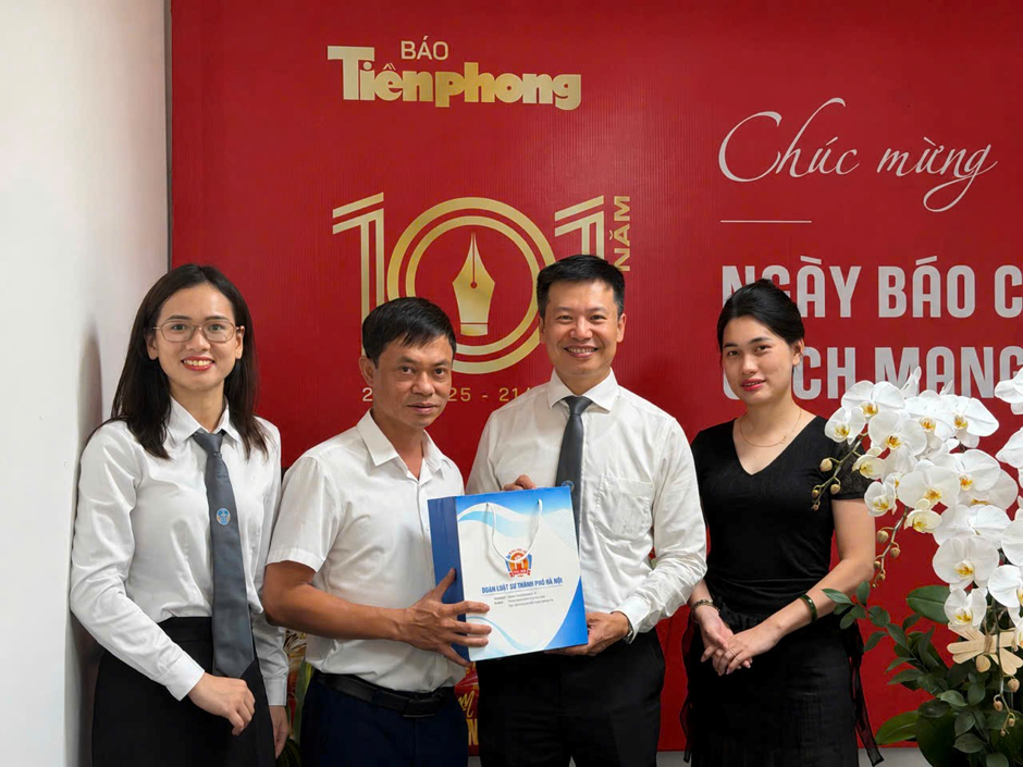 Luật sư Hoàng Minh Hiển và Đại diện Đoàn Luật sư TP Hà Nội chụp ảnh lưu niệm cùng lãnh đạo, phóng viên Báo Tiền phong