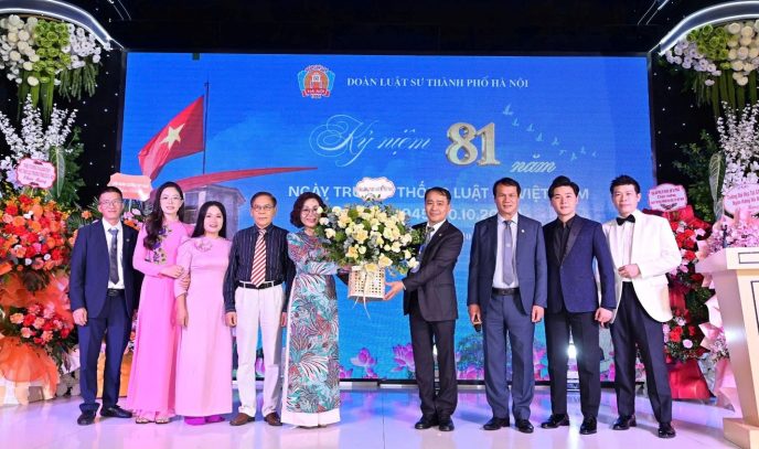 Ban Chủ nhiệm Đoàn Luật sư TP Hà Nội nhận hoa chúc mừng