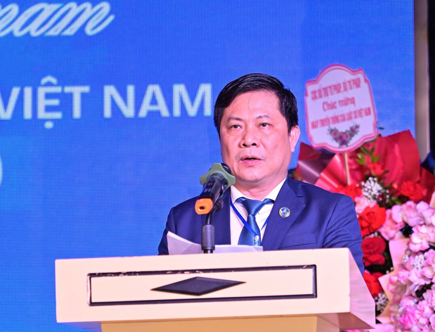 Phó Chủ nhiệm Đoàn Luật sư TP Hà Nội Lê Trung Sơn phát biểu tại Lễ mít tinh