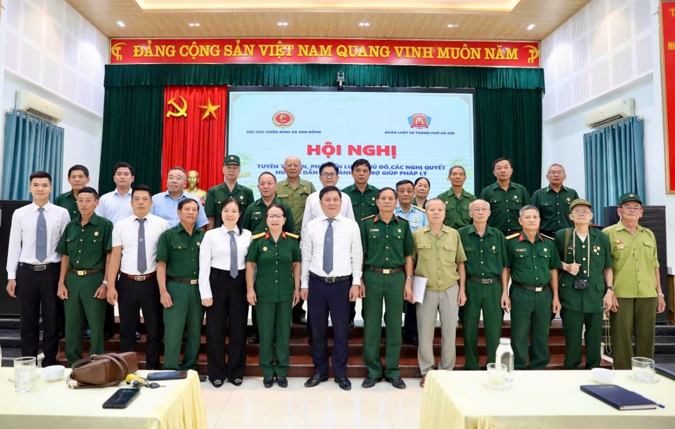 Các đại biểu chụp ảnh kỷ niệm trong chương trình
