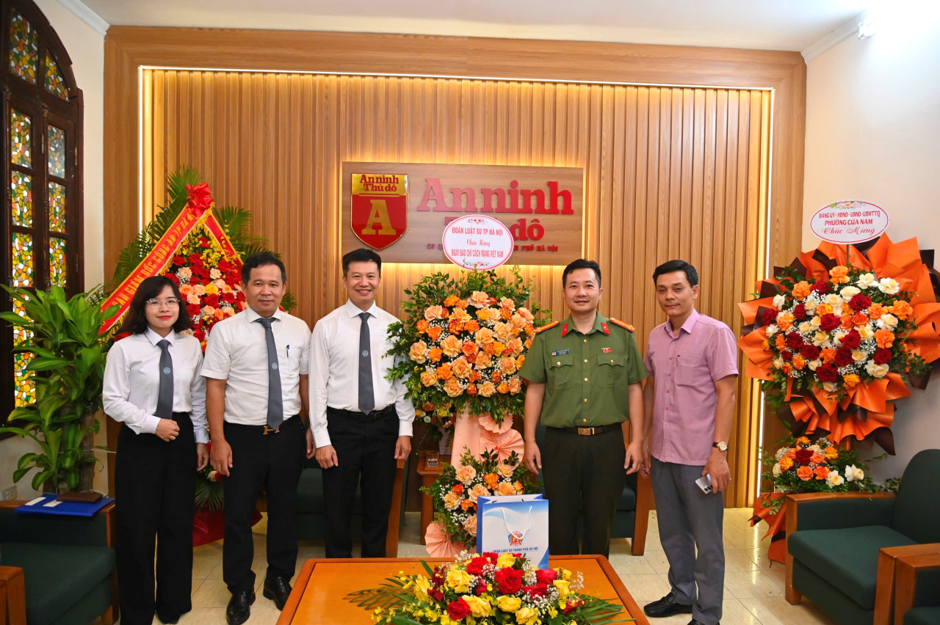 Luật sư Hoàng Minh Hiển và Đại diện Đoàn Luật sư TP Hà Nội chúc mừng và chụp ảnh lưu niệm cùng lãnh đạo, phóng viên Báo An ninh Thủ đô