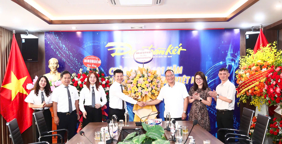 Đại diện Đoàn Luật sư thành phố Hà Nội chụp ảnh lưu niệm cùng lãnh đạo, phóng viên Báo Đại đoàn kết.