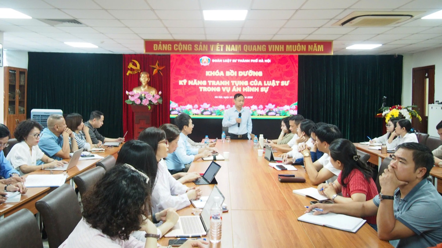 Thẩm phán Nguyễn Biên Thùy, Phó Chánh án Tòa án nhân dân Tối cao trao đổi tại lớp bồi dưỡng.
