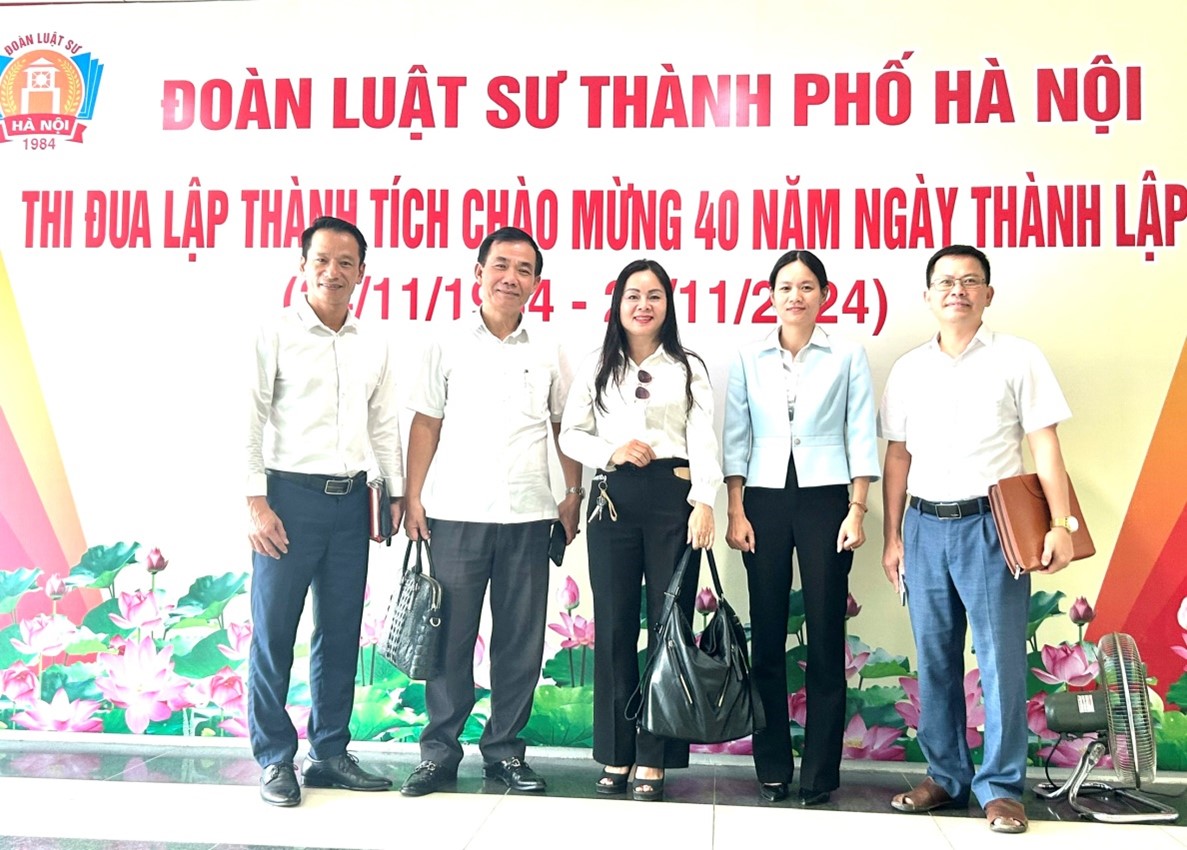             Luật sư Nguyễn Mai AnhĐại diện Ban chủ nhiệm  và Cụm Trưởng, các Cụm phó cụm thi đua số 2 chụp ảnh lưu niệm