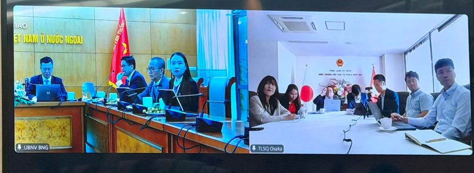 Luật sư Nguyễn Thị Nguyệt tại điểm cầu Hà Nội trực tiếp trao đổi, tư vấn và giải đáp những vấn đề pháp lý được cộng đồng người Việt Nam tại Nhật Bản quan tâm.