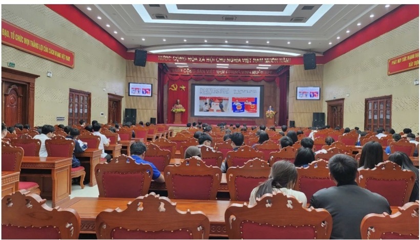 Luật sư Nguyễn Văn Hà tuyên truyền pháp luật về bầu cử cho cử tri là đoàn viên, thanh niên xã Phúc Lộc lần đầu đi bầu cử ngày 07/3/2026.