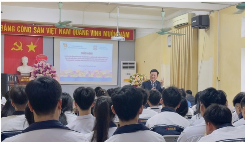 Luật sư Nguyễn Văn Hà tuyên truyền pháp luật về bầu cử cho cử tri là đoàn viên, thanh niên xã Thạch Thất lần đầu đi bầu cử ngày 08/3/2026.