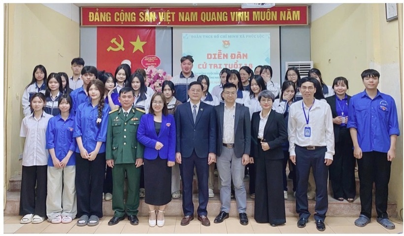 Các luật sư cùng các đại biểu, các bạn đoàn viên, thanh niên xã Phúc Lộc chụp ảnh lưu niệm.