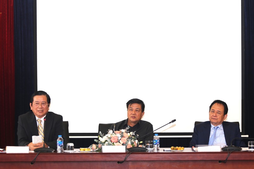 Các đại biểu chủ trì Tọa đàm.