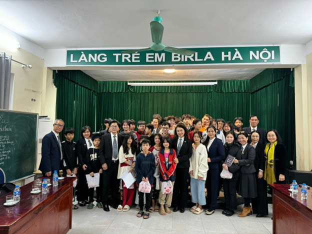Các luật sư của Cụm thi đua số 1 – Đoàn Luật sư TP Hà Nội cùng các em học sinh của Làng Trẻ em Birla Hà Nội