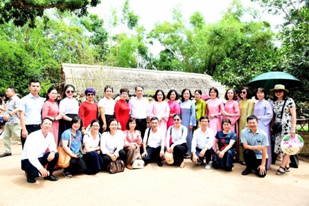 Đoàn Luật Sư Thành Phố Hà Nội tổ chức tuyên truyền pháp luật, trợ giúp pháp lý, tặng quà tại Xã Châu Tiến, Tỉnh Nghệ An 11 Đoàn công tác chụp ảnh lưu niệm tại Khu di tích quốc gia đặc biệt Kim Liên.