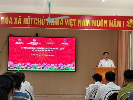 Đoàn Luật Sư Thành Phố Hà Nội tổ chức tuyên truyền pháp luật, trợ giúp pháp lý, tặng quà tại Xã Châu Tiến, Tỉnh Nghệ An 3 Luật sư Lê Trung Sơn – Phó Chủ nhiệm Đoàn Luật sư thành phố Hà Nội phát biểu, tuyên truyền pháp luật