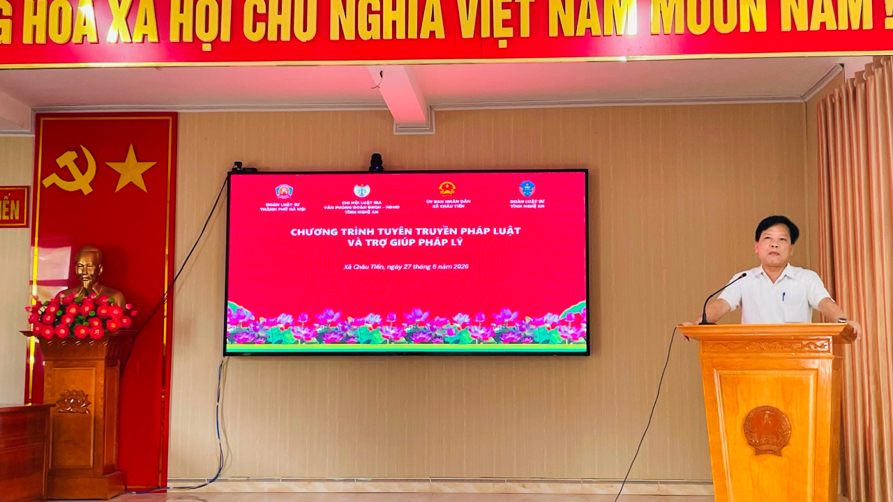 Đoàn Luật Sư Thành Phố Hà Nội tổ chức tuyên truyền pháp luật, trợ giúp pháp lý, tặng quà tại Xã Châu Tiến, Tỉnh Nghệ An 2 Ông Trần Việt Đức, Phó Chủ tịch UBND xã Châu Tiến phát biểu